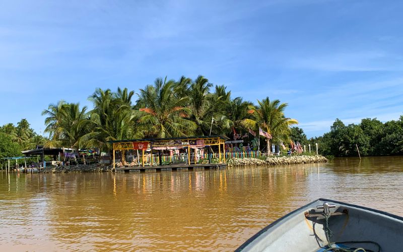 Pulau Suri bisa dijangkau dari Jeti Kuala Besar, Jeti Kok Majid, dan Jeti Pulau Pisang