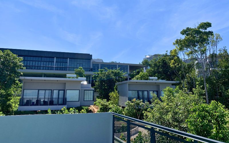 Bangunan vila dan kamar di Perhentian Marriott Resort & Spa mengusung arsitektur modern berkaki tinggi yang terinspirasi rumah panggung, berdiri harmonis di tengah rimbunnya hutan tropis Pulau Perhentian Kecil.