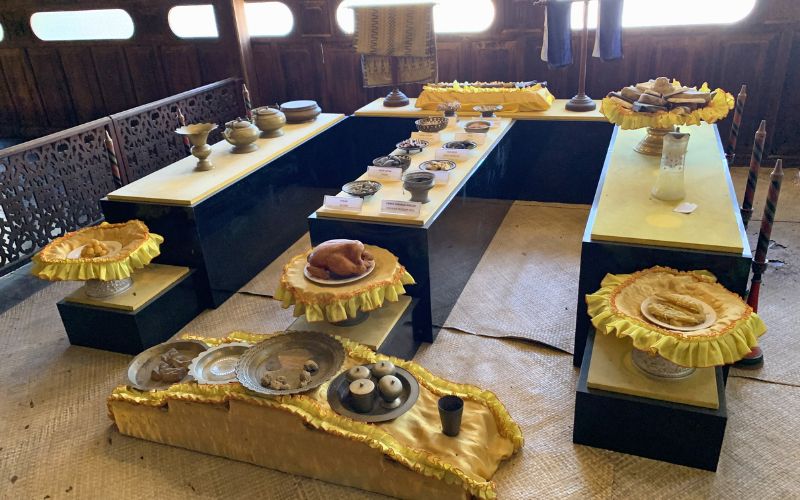 Diorama Istiadat Pijak Tanah di Museum Adat Istiadat Diraja Kelantan yang menggambarkan tradisi putra dan putri kerajaan menginjak tanah untuk pertama kalinya sebagai bagian dari adat Kesultanan Kelantan.