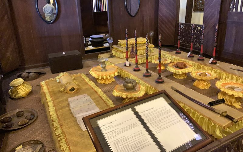 Diorama Istiadat Melenggang Perut di Museum Adat Istiadat Diraja Kelantan yang menggambarkan tradisi doa keselamatan bagi ibu hamil tujuh bulan dalam lingkungan keluarga kerajaan.