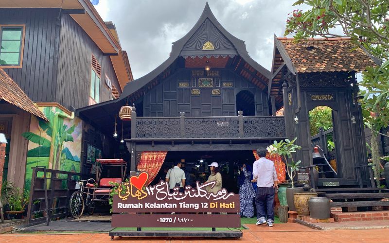 Rumah Melayu Kelantan Tiang 12 yang dibangun sekitar tahun 1870 menampilkan arsitektur tradisional dengan setiap ruang dan bagiannya mengandung filosofi kehidupan masyarakat Kelantan yang dahulu banyak bermukim di tepi sungai.