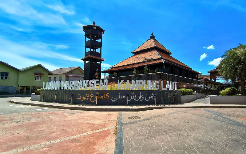 Masjid Kampung Laut memiliki sejarah panjang sebagai salah satu pelabuhan penting pedagang yang menyusuri sungai Kelantan