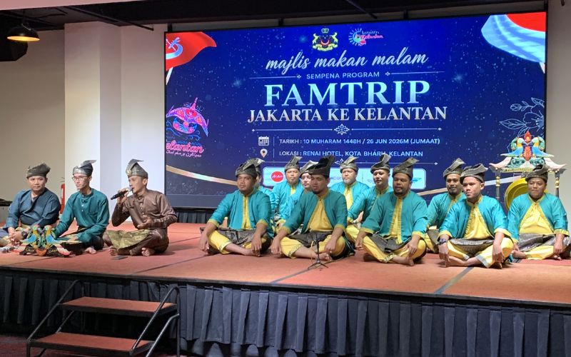 Persembahan Dikir Barat menghadirkan paduan nyanyian, tepukan tangan, dan gerakan ritmis yang menjadi salah satu kesenian tradisional paling ikonis di Kelantan, Malaysia.