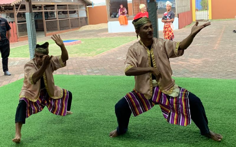 Pertunjukan Silat Kelantan menampilkan seni bela diri tradisional Melayu dengan gerakan anggun yang diiringi tabuhan gendang dan alunan serunai.