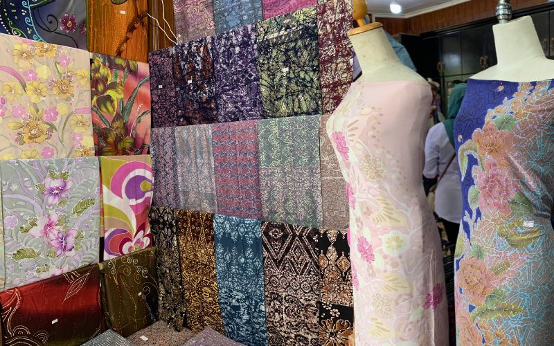 Koleksi batik Kelantan dengan dominasi motif floral dan warna-warna lembut yang menjadi ciri khas wastra tradisional negeri ini