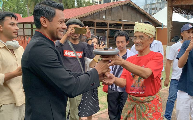 Atraksi Gasing Uri memperlihatkan permainan tradisional khas Kelantan yang menguji ketahanan putaran gasing sebagai warisan budaya masyarakat Melayu.