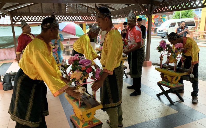 Kesenian Kertok Kelapa menampilkan irama perkusi tradisional dari kayu dan tempurung kelapa, yang dahulu digunakan petani Kelantan untuk menghalau burung di sawah.