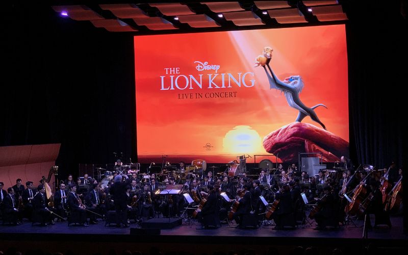 Sebanyak 75 musisi lokal dan internasional dari Bandung Philharmonic tampil membawakan musik ikonik The Lion King secara sinkron dengan film yang diputar dalam Disney’s The Lion King Live in Concert di Ciputra Artpreneur Theater
