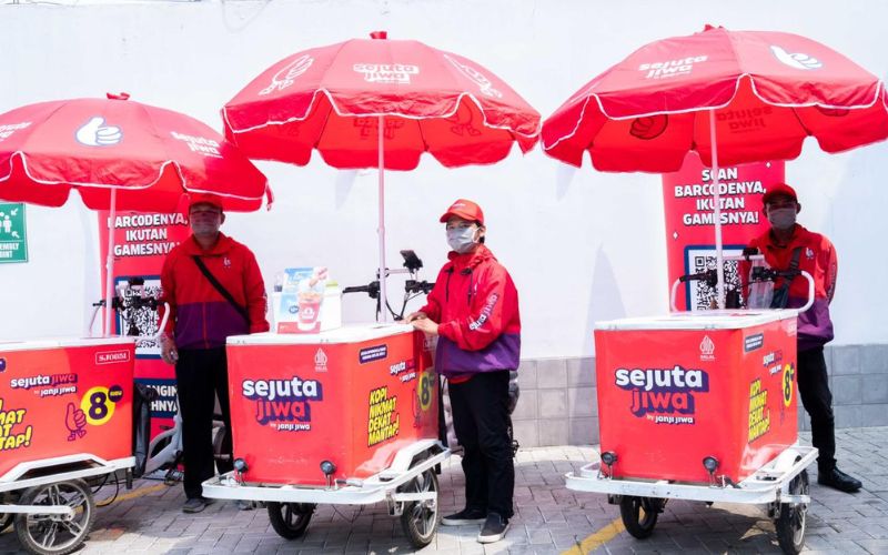 Mobile coffee cart Kopi Sejuta Jiwa melayani pelanggan di area aktivitas masyarakat urban.