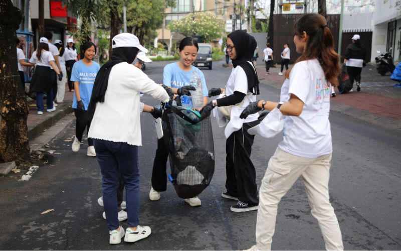 Karyawan AMOREPACIFIC Indonesia bersama warga lokal terpilih dan perwakilan Malu Dong Foundation berkolaborasi dalam aksi bersih lingkungan di Bali, menunjukkan semangat gotong royong dalam menjaga kebersihan ruang publik.