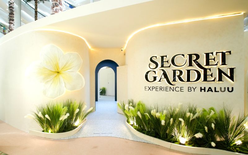 Pengunjung mengeksplorasi instalasi seni dan aroma alami Bali di ruang Secret Garden Experience by HALUU di Grand Atrium Kota Kasablanka