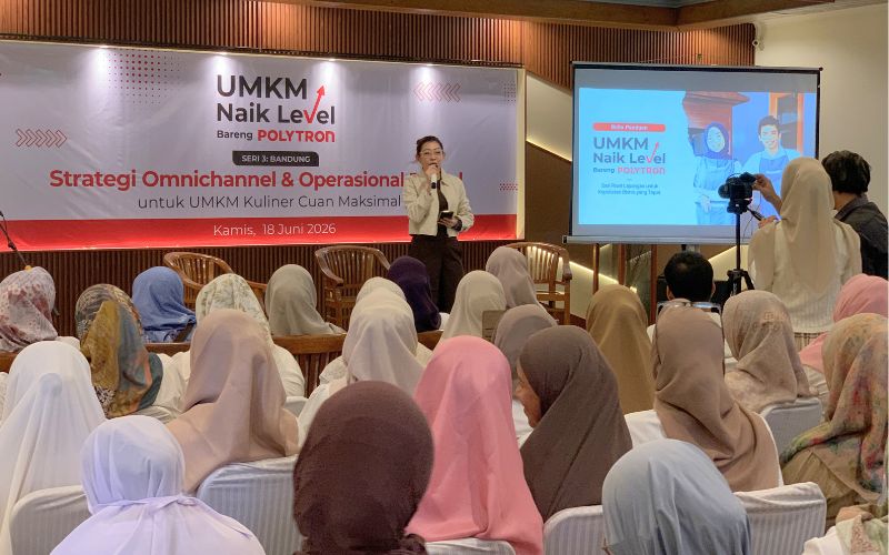 Vina Julita Wijaya (Associate General Manager Public Communications Polytron) menjelaskan Polytron menghadirkan berbagai bentuk dukungan bagi pelaku UMKM melalui program UMKM Naik Level Bareng Polytron Seri 3 Bandung, termasuk berbagi insight hasil kolaborasi dengan Populix, showcase solusi pendukung usaha, serta sesi diskusi mengenai layanan purna jual dan pengelolaan bisnis yang lebih efisien.