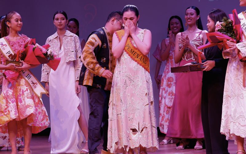 Nawasi Laisha Ramadhania, Pemenang I Wajah Femina 2025, menerima selempang kemenangan dari CEO Pradipta Daya Sakti, Rubinni Kartohadiprodjo, di Teater Wahyu Sihombing