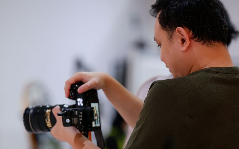 Gerry tetap memeriksa hasil bidikan kamera walau semua sudah ter-setting dengan baik. Karena menangkap momen autentik dengan fokus dan ketelitian adalah kunci hasil terbaiknya.