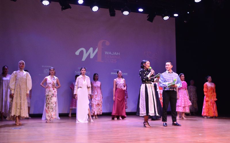 MC Nia Elvira dan Imam Wibowo memandu jalannya malam puncak Wajah Femina 2025 dengan penuh energi dan profesionalisme