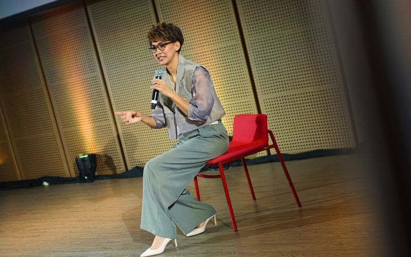 Kamidia Radisti memberikan pelatihan public speaking di Galeri Indonesia Kaya, membagikan tips percaya diri kepada peserta Wajah Femina 2025