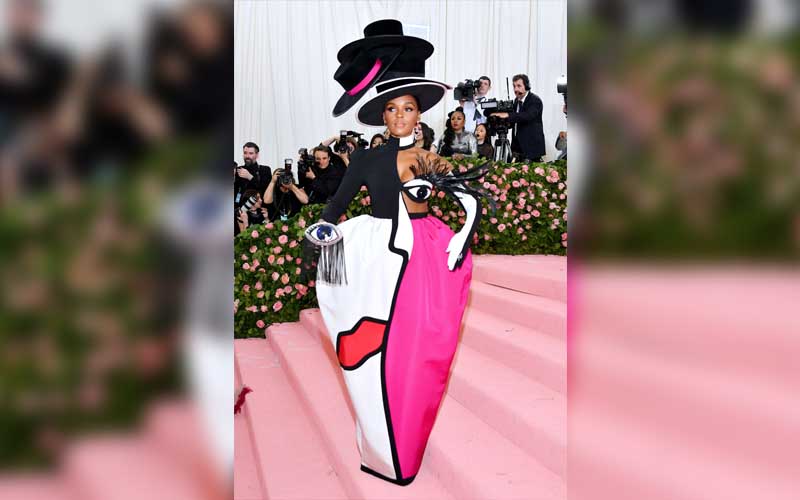 Janelle Monae mengenakan Christian Siriano