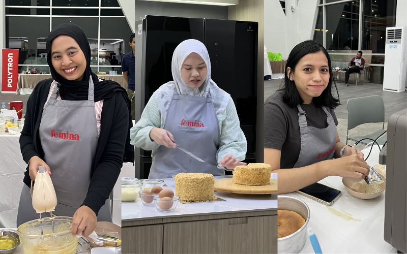 Peserta mencoba langsung fitur air fryer pada Polytron Kitchenmate Fryer Oven, mempraktikkan teknik memanggang dalam sesi hands on Ramadan Mode On.