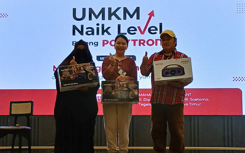 Peserta UMKM Naik Level Seri 2 di Surabaya menerima hadiah setelah sesi tanya jawab, mencerminkan antusiasme dan interaksi aktif pelaku UMKM kuliner dalam pelatihan. 