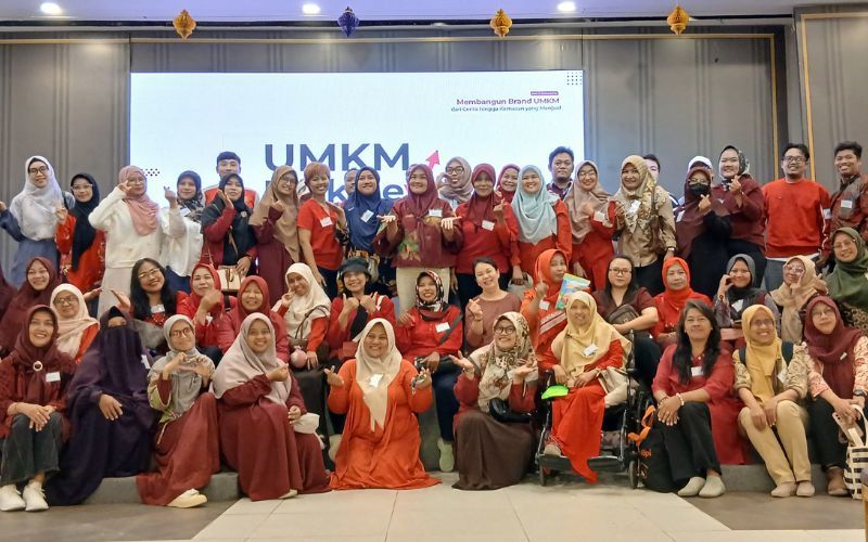 Suasana pelatihan UMKM Naik Level Seri 2 di Surabaya sangat ramai, peserta memenuhi ruangan dan antusias mengikuti setiap sesi materi serta diskusi bisnis