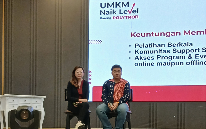 Vina Julita Wijaya dan Kenny Meigar dari Polytron menyampaikan materi UMKM Naik Level Seri 2 di Surabaya, berbagi strategi branding dan pengembangan bisnis kuliner di hadapan puluhan pelaku UMKM.
