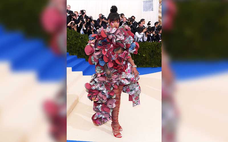 Rihanna mengenakan Comme Des Garcons