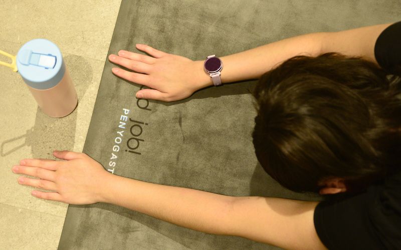 Finalis Wajah Femina 2025 menjaga kebugaran dengan Mat Pilates, didukung teknologi Garmin Lily 2 dan semangat hidup sehat.