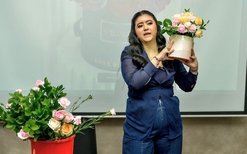 Peserta Wajah Femina 2025 serius belajar teknik merangkai bunga bersama Qory Sandioriva dalam kelas kreatif penuh inspirasi