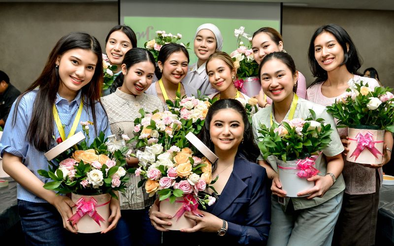 Suasana hangat kelas Flower Arrangement Wajah Femina 2025 ditutup dengan foto bersama peserta dan Qory Sandioriva