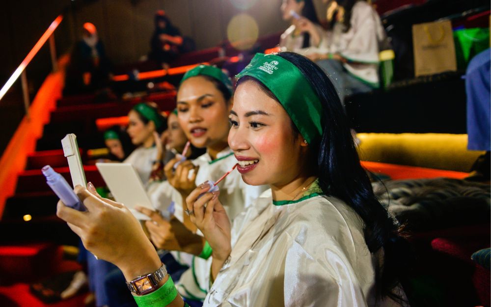 Peserta Wajah Femina 2025 mencoba produk SariAyu dalam beauty class Martha Tilaar yang interaktif
