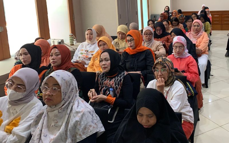 Suasana diskusi penuh semangat dengan Melati Pratiwi