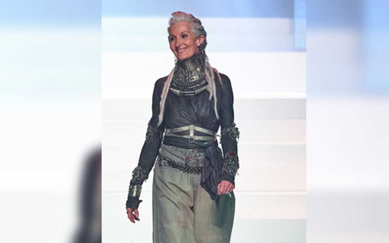 model Swiss, Catherine Loewe, tampil pada presentasi terakhir Jean Paul Gaultier