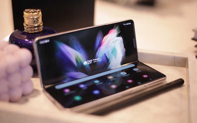 Kado Ponsel Samsung Galaxy Z Fold3 untuk pasangan