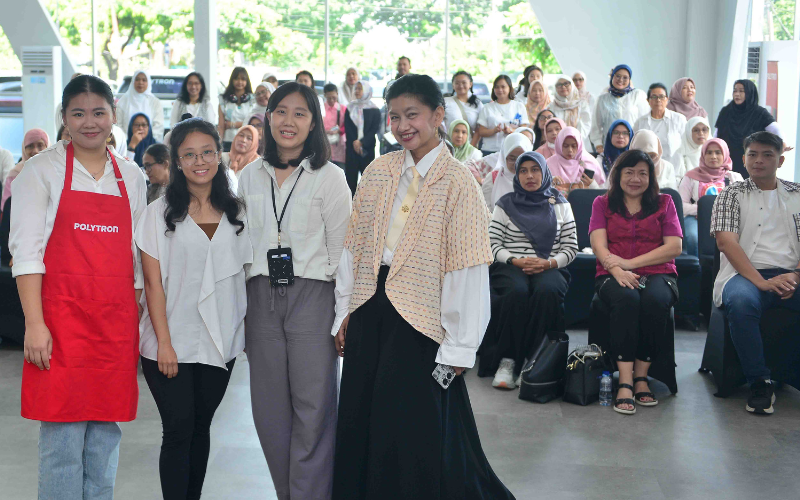 Peserta acara menerima hadiah dan voucher pada peluncuran Polytron Kitchenmate Air Fryer Oven