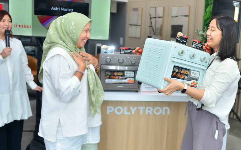 Peserta acara menerima hadiah dan voucher pada peluncuran Polytron Kitchenmate Air Fryer Oven