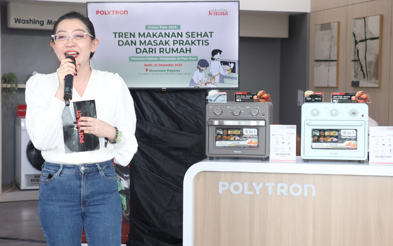 Felita Septian Giovani menjelaskan fitur dan keunggulan Polytron Kitchenmate Air Fryer Oven 8-in-1 kepada peserta acara