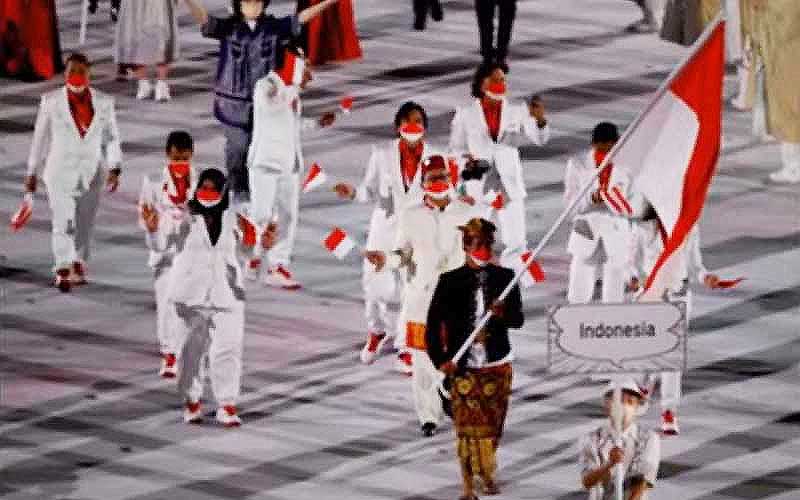 Rio Waida atlet selancar berdarah Jepang-Indonesia tampil membawa bendera merah putih bersama kontingen Indonesia pada malam pembukaan Olimpiade Tokyo 2020