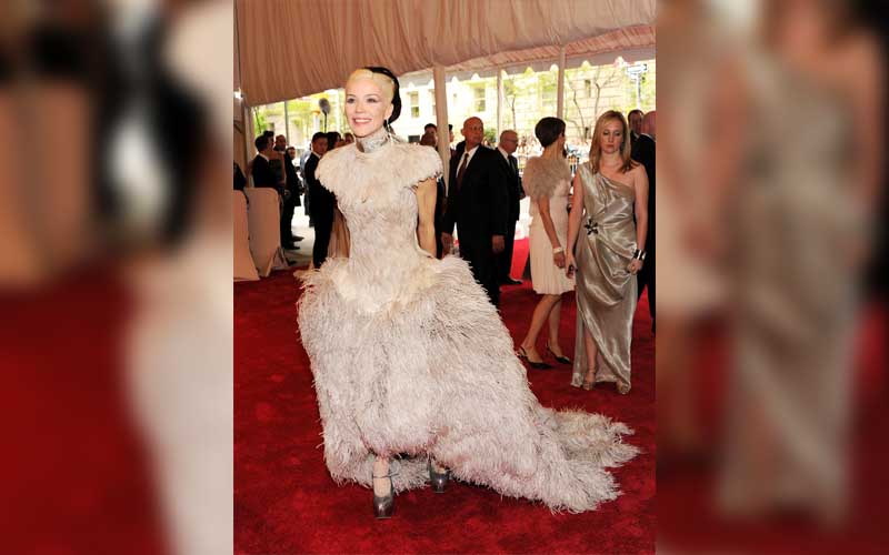 Daphne Guinness mengenakan Alexander McQueen
