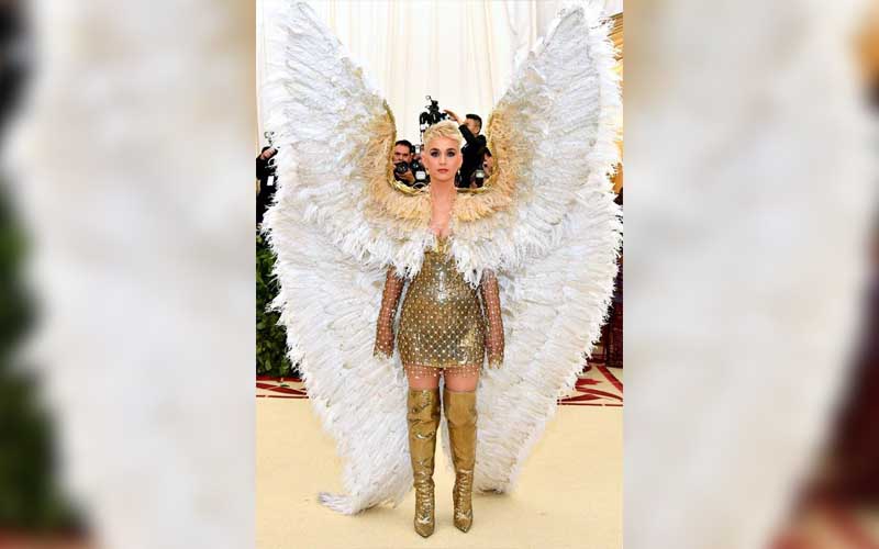 Katy Perry mengenakan Versace