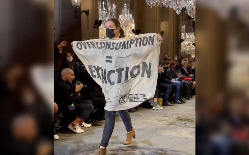 ada penyusup protes di Louis Vuitton