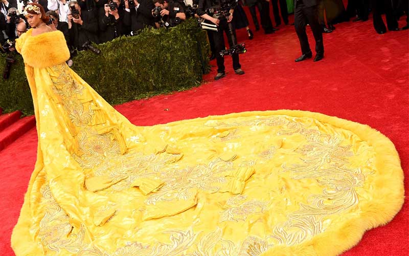 Rihanna mengenakan busana Guo Pei