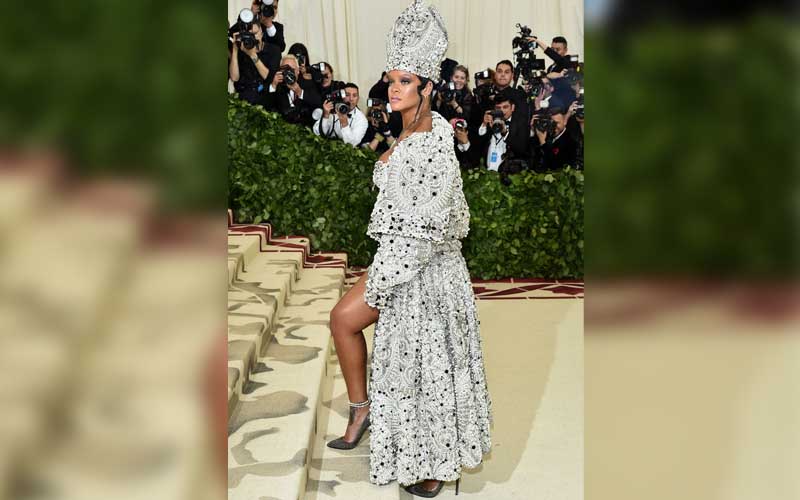 Rihanna mengenakan John Galliano untuk Maison Margiela
