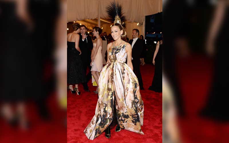 Sarah Jessica Parker mengenakan Giles Deacon dan Philip Treacy