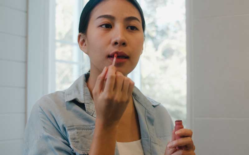Tim makeup lisptik awet saat pakai masker