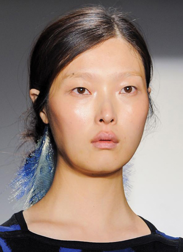 Ornamen Tambahan di Rambut