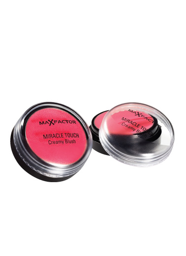 Mengaplikasikan Blush On dengan Tepat