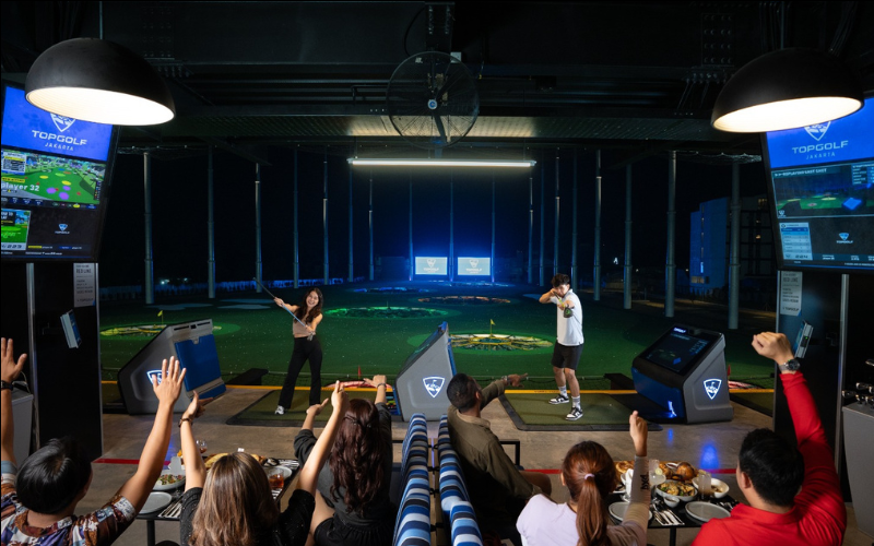 Serunya Main Golf Bareng Teman-teman di Topgolf Jakarta