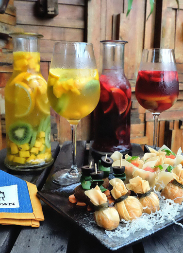 Sangria Dingin Menyegarkan di Rooftop