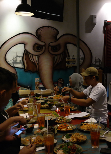 Ditraktir Jajanan Thailand