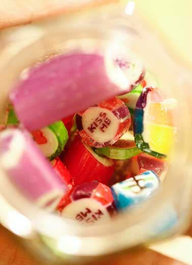 Menonton Aksi Candy Maker di Sticky